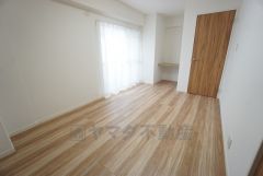 収納量たっぷりのクローゼット付です。 ナチュラル色のフローリングで開放的な優しい雰囲気になっています＾＾