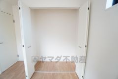 2階5.2帖洋室。洋室にはクローゼット付き。たっぷりと収納できるので、衣替えの心配もいりませんね＾＾