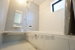 1日の疲れを癒すくつろぎのバスルーム。足を伸ばしてもゆったりと入れるサイズです。お子様と一緒にお風呂に入っても狭くないですね^^