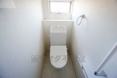 温水洗浄機付トイレです。節水機能もあるので、安心して使えますね。もちろん、1階2階の2ヶ所にトイレがあるので、忙しい朝にもゆとりができますね。
