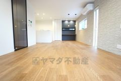 家族が集まる開放的なリビング。思い思いの時間を過ごしたり食事をしたり、素敵な団らんの場になりますね。