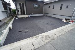 駐車スペースはゆとりある3台分を確保。マイカー用に、お客さま用に、余裕を持ってご利用いただけます。