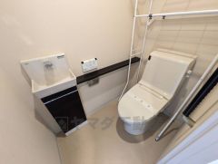 ウォシュレット、暖房便座、節電・節水機能など、使い勝手のよい高機能トイレです。手洗器付き＾＾
