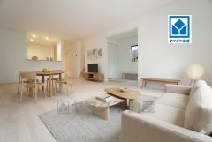 リビング階段＾＾大きな掃き出し窓のあるリビングは、陽光あふれる明るい空間です。ゆったりと寛げる憩いの場となりそうです。