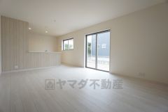 大きな掃き出し窓のあるリビングは、陽光あふれる明るい空間です。ゆったりと寛げる憩いの場となりそうです。