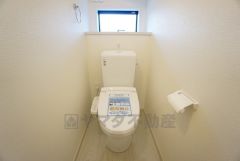 ウォシュレット付トイレです。1階2階の2ヶ所にトイレがあるので、忙しい朝にもゆとりができますね。