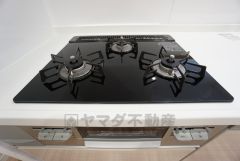 3種類の料理が同時に調理できる、3口ガスコンロ。忙しい夕食の支度時間が短縮できて効率よくお料理が楽しめます。