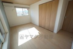 主寝室としてお使いいただけそうなこちらのお部屋は、日当たりが良く、爽やかな風を感じて起きる朝は、快適生活の始まりに。