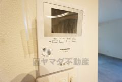 防犯性もばっちり、TVモニター付きインターホン完備。大きなモニターで玄関先を確認できます。録画機能が付いているので不在時の訪問者も確認できて安心です＾＾