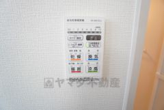 浴室暖房乾燥機には、暖房、乾燥、涼風、換気の4つの機能が付いています。タイマー付きです。換気・雨の日の洗濯も安心です＾＾