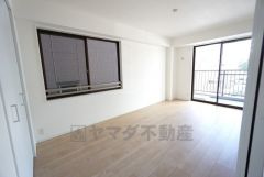 約7.3帖の洋室です。角部屋の利点を活かし2面採光を確保＾＾爽やかな風を感じて起きる朝は、快適生活の始まりに。