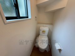 1階2階の2ヶ所にトイレがありますので、忙しい朝にも家族に気を使わず、ゆとりが生まれますね＾＾ 小窓付きで換気する時に便利です＾＾