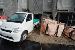 駐車スペースはゆとりある3台分を確保。マイカー用に、お客さま用に、余裕を持ってご利用いただけます＾＾ 