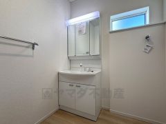 三面鏡裏収納付き洗面化粧台です＾＾ 歯磨きセットやスキンケア用品などの収納に便利ですね。