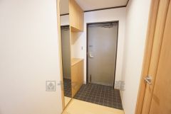 ご家族の靴をスッキリと収納できるシューズボックスがある玄関。 姿見付きなのでお出かけ前の身だしなみチェックもバッチリですね＾＾