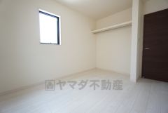 5.33帖。木の温もりがやさしいフローリングとシンプルなクロスです＾＾オープンクローゼットもあり荷物もすっきり片付けられ、ゆとりのある暮らしが出来ます＾＾