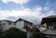 目の前に日差しを遮る建物がないので、日当たり＆風通し良好です＾＾心地よい自然の光や風を感じることができ、ほどよく開放感のある空間がつくれます。