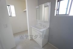 三面鏡裏収納付き洗面化粧台です＾＾ 歯磨きセットやスキンケア用品などの収納に便利ですね。