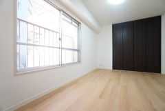 7帖。主寝室としてお使いいただけそうなこちらのお部屋は、日当たりが良く、爽やかな風を感じて起きる朝は、快適生活の始まりに。