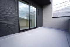 広々としたバルコニー。 天気のいい日にはお布団もまとめて干せそうですね＾＾