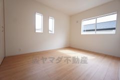 6帖。2面採光を確保した明るい室内は、風通しも良く、大変居心地の良い空間となっております。日当たりがよく、子供部屋としての利用もおすすめ。