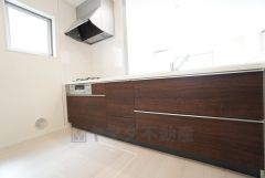 対面式キッチンなのでリビングにいるご家族とコミュニケーションを取りながら洗い物や、お料理が楽しめそうですね＾＾