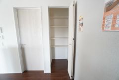 キッチン横にはパントリーが設けられています。長期保存ができるもの、調理器具、防災グッズを入れておくのもいいですね。