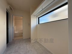 ランドリースペースにはハンガーパイプ付きの収納スペース完備＾＾