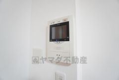 防犯はもちろん、セールスマン対策にもなるモニター付きインターホンです。 来訪者の顔が見えるので安心ですね＾＾