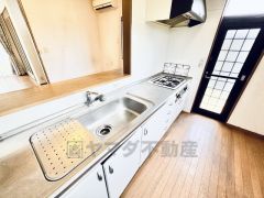 広々としたキッチン作業台。複数人で調理をするのもゆとりがあります。勝手口付きなので換気もできてゴミ出しもスムーズです＾＾