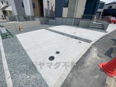 駐車スペースはゆとりある2台分を確保。マイカー用に、お客さま用に、余裕を持ってご利用いただけます。