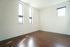 主寝室としてお使いいただけそうなこちらのお部屋は、日当たりが良く、爽やかな風を感じて起きる朝は、快適生活の始まりに。