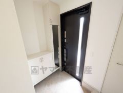 ご家族の靴をスッキリと片付けられるシューズボックス付きの玄関です＾＾スッキリと片付いた玄関は気持ちがいいです。