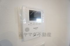 防犯はもちろん、セールスマン対策にもなるモニター付きインターホンです。 来訪者の顔が見えるので安心ですね＾＾