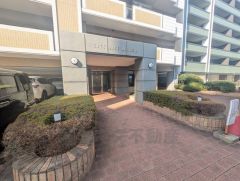 清掃の行き届いたきれいなエントランス。