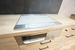 お手入れのしやすいIHクッキングヒーターです。3口コンロなので、効率よくお料理が楽しめます。毎日のお料理も楽しくなりますね＾＾