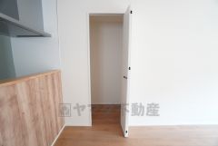 キッチン横にはパントリー付き＾＾洗面室にも近く、食料品だけでなく日用品などの収納にも＾＾