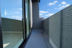 広々としたバルコニー。 天気のいい日にはお布団もまとめて干せそうですね＾＾