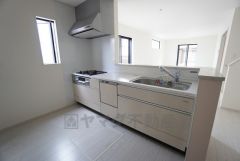 対面式キッチンなのでリビングにいるご家族とコミュニケーションを取りながら洗い物や、お料理が楽しめそうですね＾＾