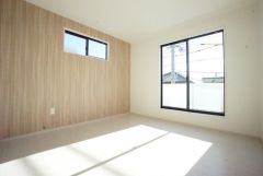 主寝室としてお使いいただけそうなこちらのお部屋は、日当たりが良く、爽やかな風を感じて起きる朝は、快適生活の始まりに。