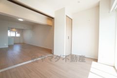 採光を確保した明るい室内は、風通しも良く、大変居心地の良い空間となっております。クローゼットもあり荷物もすっきり片付けられ、ゆとりのある暮らしが出来ます＾＾