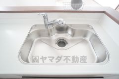 大きなお鍋も楽々洗える幅の広いシンクです＾＾ステンレスシンクなので簡単にお掃除できますよ。洗剤やスポンジもすっきりできる収納付き