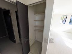 キッチン横にはパントリーが設けられています。長期保存ができるもの、調理器具、防災グッズを入れておくのもいいですね。