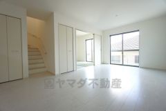 大きな掃き出し窓のあるリビングは、陽光あふれる明るい空間です。ゆったりと寛げる憩いの場となりそうです。