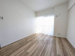 6帖。採光を確保した明るい室内は、風通しも良く、大変居心地の良い空間となっております。日当たりがよく、子供部屋としての利用もおすすめ。 