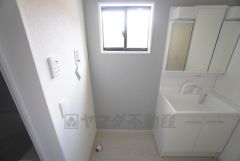 ランドリースペース上部には窓も付いており換気に便利です＾＾