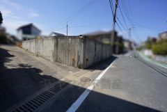 現地（2025年3月）撮影。住人以外の車の進入も少なく、小さなお子様を持つご家庭にも安心です。