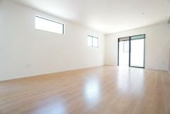 大きな窓のあるリビングは、陽光あふれる明るい空間です。居心地良く、ご家族皆がゆったり寛げる憩いの空間となりそうです。
