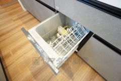 炊事時間を大幅に短縮できる食器洗浄乾燥機付き＾＾食器を洗う手間が減るので家族とのコミュニケーションの時間や自分の時間が増えますね。
