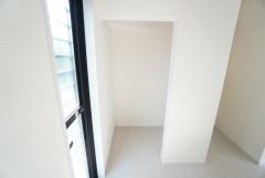 キッチン横には広々収納スペース付き＾＾ パントリーとしてはもちろん、リビング収納としてもご使用いただけます＾＾